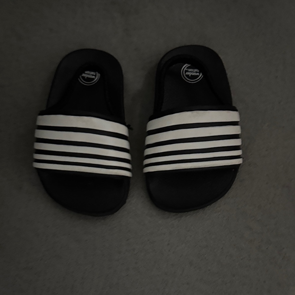 Baby sandals with strap